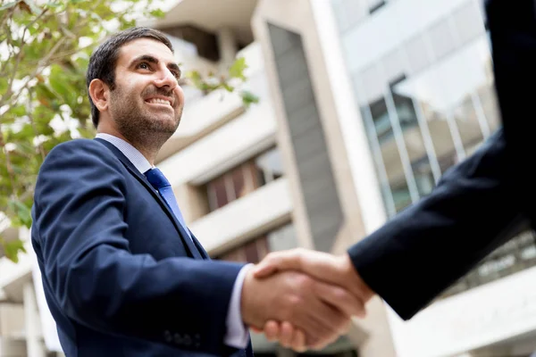 onların el sıkışan iki iş adamları