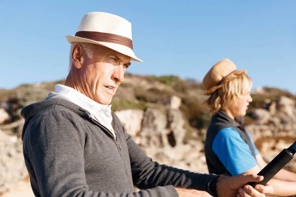 Senior man vissen met zijn kleinzoon — Stockfoto