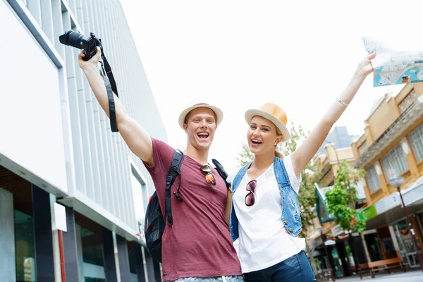 Pareja joven posando para una foto — Foto de Stock