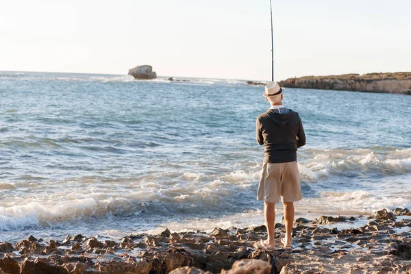 Tonårspojke fiske till sjöss — Stockfoto