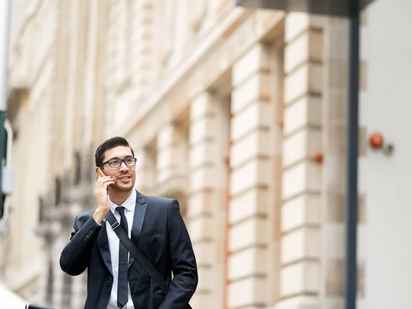 Retrato de homem de negócios bonito Ao ar livre — Fotografia de Stock