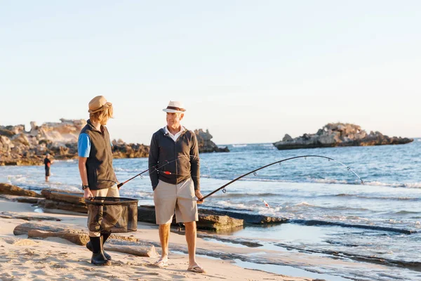 Yaşlı adam torunuyla balık tutuyor.