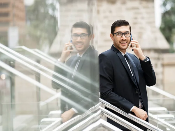 Retrato de homem de negócios bonito Ao ar livre — Fotografia de Stock