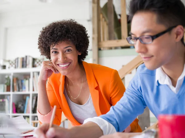 Equipo creativo en el trabajo — Foto de Stock