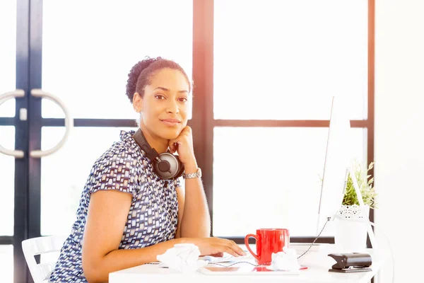 Портрет улыбающегося афро-американского офисного работника в офисе — стоковое фото