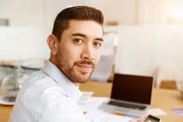 Joven en la oficina — Foto de Stock