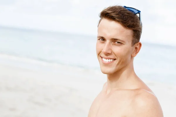 Handsome man posing at beach — Stock Photo, Image