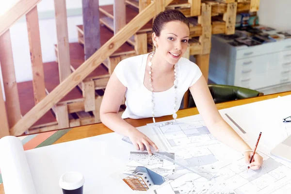 Fiatal nő építész iroda — Stock Fotó