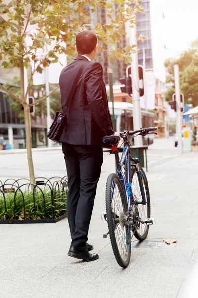 Jungunternehmer mit Fahrrad — Stockfoto