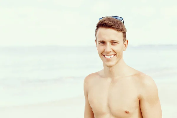 Bonito homem posando na praia — Fotografia de Stock