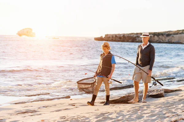 Hombre mayor pescando con su nieto — Foto de Stock