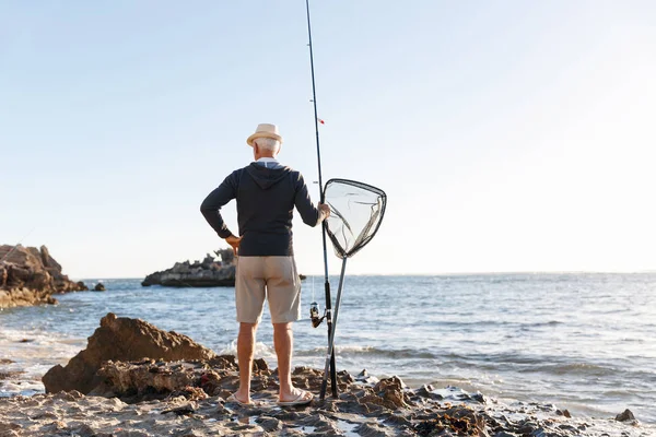 Ανώτερος άνθρωπος για ψάρεμα στη θάλασσα πλευρά — Φωτογραφία Αρχείου