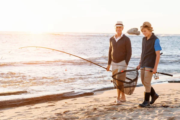 Yaşlı adam torunuyla balık tutuyor.