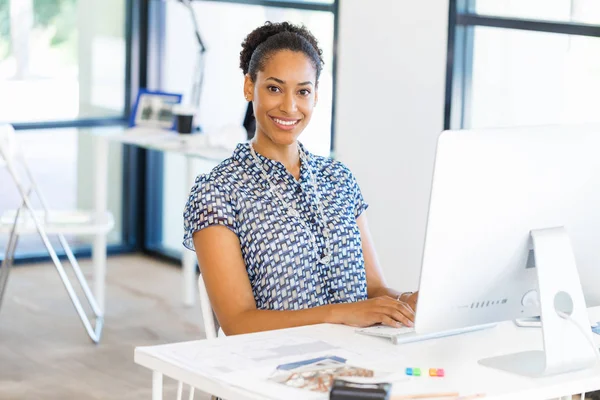 Portrait of smiling afro-american office worker in offfice — Stock Photo, Image