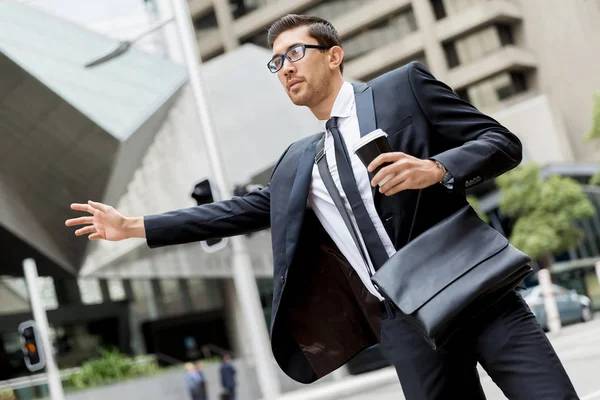 Genç İşadamları için bir taksi yağıyor