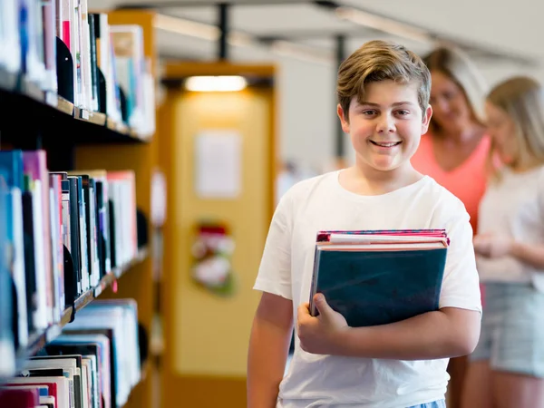 Garçon dans la bibliothèque — Photo