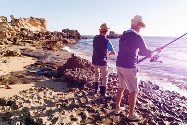 Yaşlı adam torunuyla balık tutuyor.