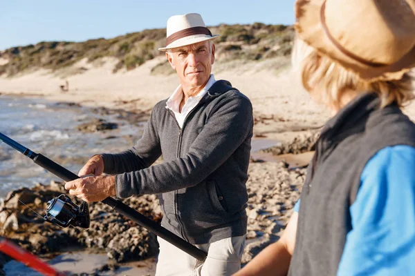 Yaşlı adam torunuyla balık tutuyor.