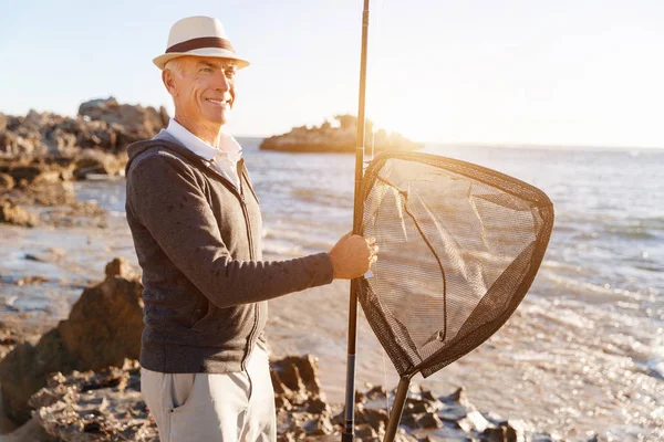 Senior mens vissen op zee zijkant — Stockfoto