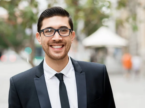 Retrato de hombre de negocios guapo Al aire libre — Foto de Stock