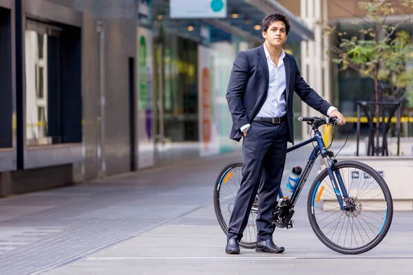 Exitoso hombre de negocios montar en bicicleta — Foto de Stock