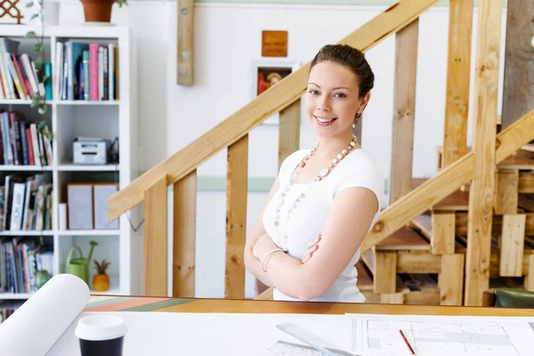 Joven arquitecta en oficina — Foto de Stock