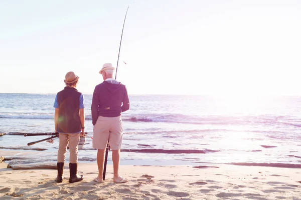 Hombre mayor pescando con su nieto —  Fotos de Stock