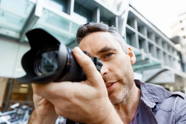 Erkek fotoğrafçı alarak resim