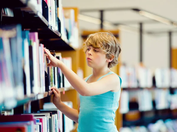 Jongen in bibliotheek — Stockfoto