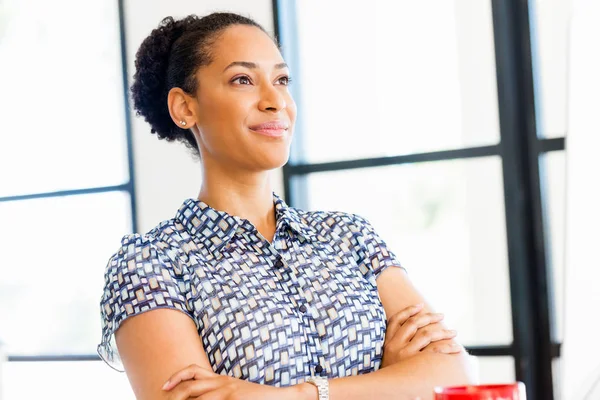 Afro-Amerikan ofis çalışanı iş içinde oturan gülümseyen portresi