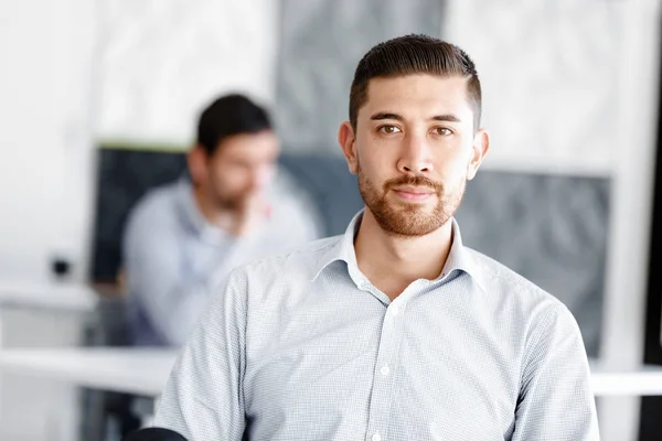 Attrayant employé de bureau assis au bureau — Photo