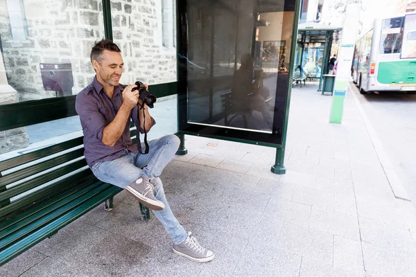 Male photographer taking picture — Stock Photo, Image