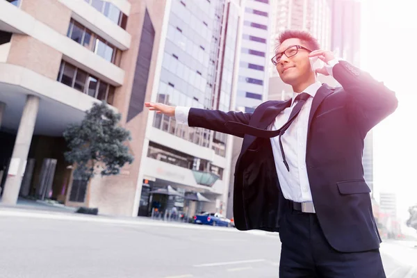 Waving for a taxi in city — Stock Photo, Image