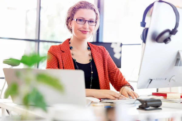 Görevdeki genç bayan.