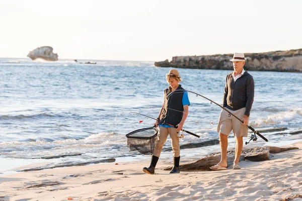 Yaşlı adam torunuyla balık tutuyor.