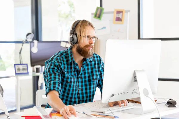 Genç adam ofiste çalışıyor.