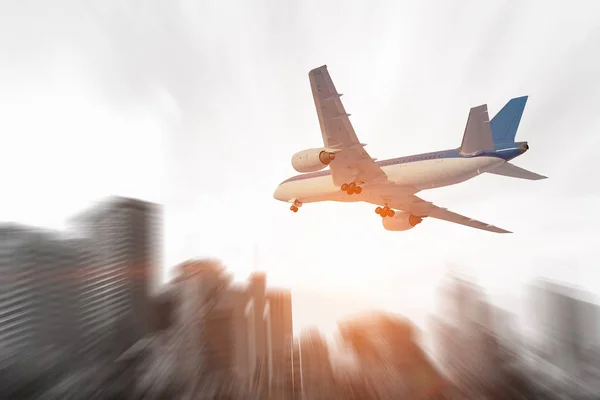 Avion de ligne dans le ciel. Techniques mixtes — Photo