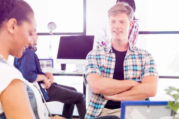 Jonge medewerkers als een team — Stockfoto