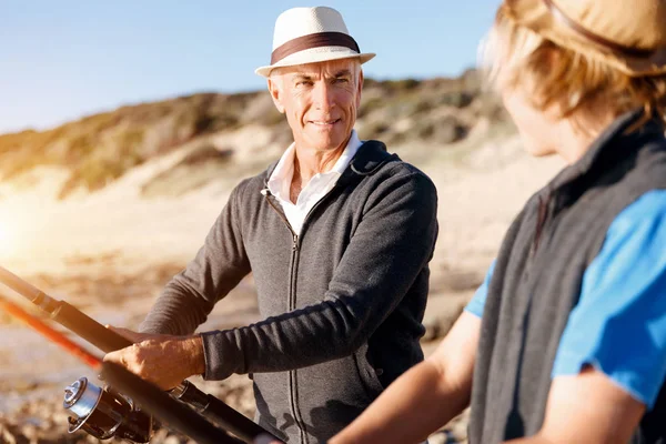 Yaşlı adam torunuyla balık tutuyor.