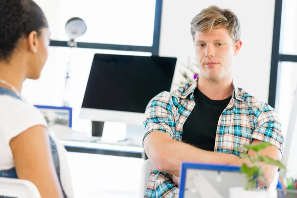 Jeune homme travaillant dans le bureau — Photo