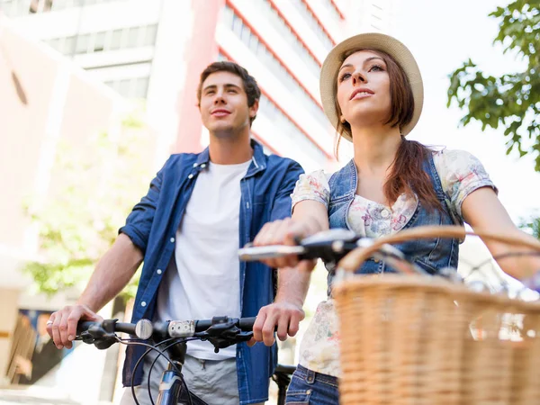 Şehir bisikleti ile mutlu çift