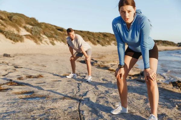 Pareja joven en el entrenamiento de playa juntos —  Fotos de Stock