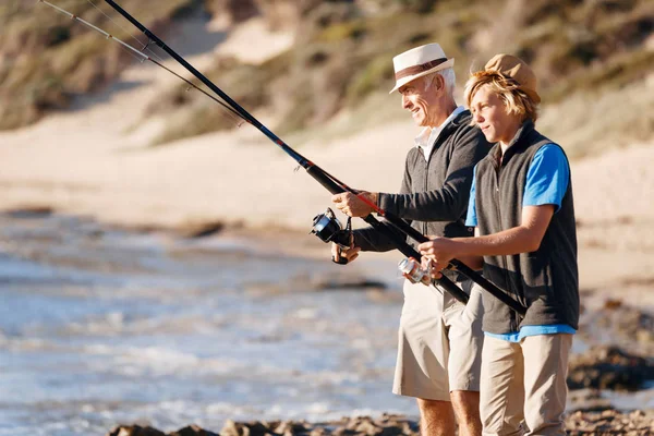 老年人和孙子一起钓鱼 — 图库照片