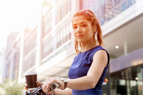 Giovane donna pendolarismo in bicicletta — Foto Stock