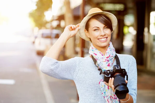 Verão ao ar livre sorrindo estilo de vida retrato de mulher muito jovem com câmera — Fotografia de Stock