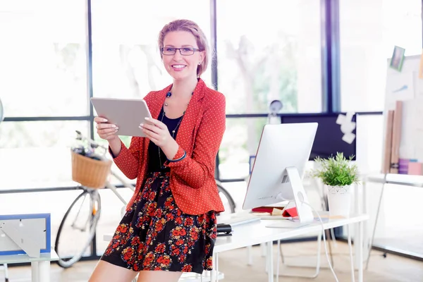 Young woman in office — Stock Photo, Image