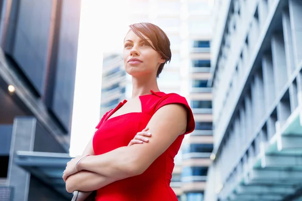 Portrait de femme d'affaires à l'extérieur — Photo