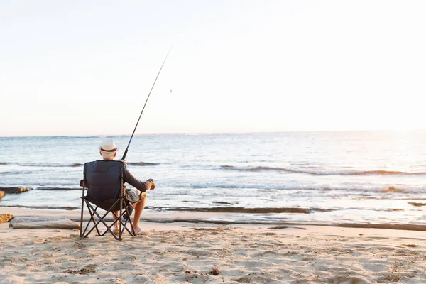 年配の男性側を海で釣り — ストック写真