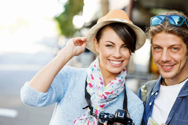 Coppia sorridente con la fotocamera — Foto Stock