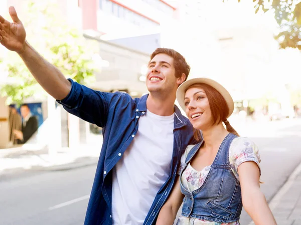 Happy couple in city with bike — Stock Photo, Image